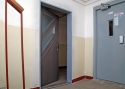 ADLO - Thermo-Außenraumtür LISBEO, verglaste Tür in einem gemeinsam genutzten Raum eines Wohnhauses